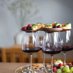 aperitiv charcuterie board pahar de vin evenimente